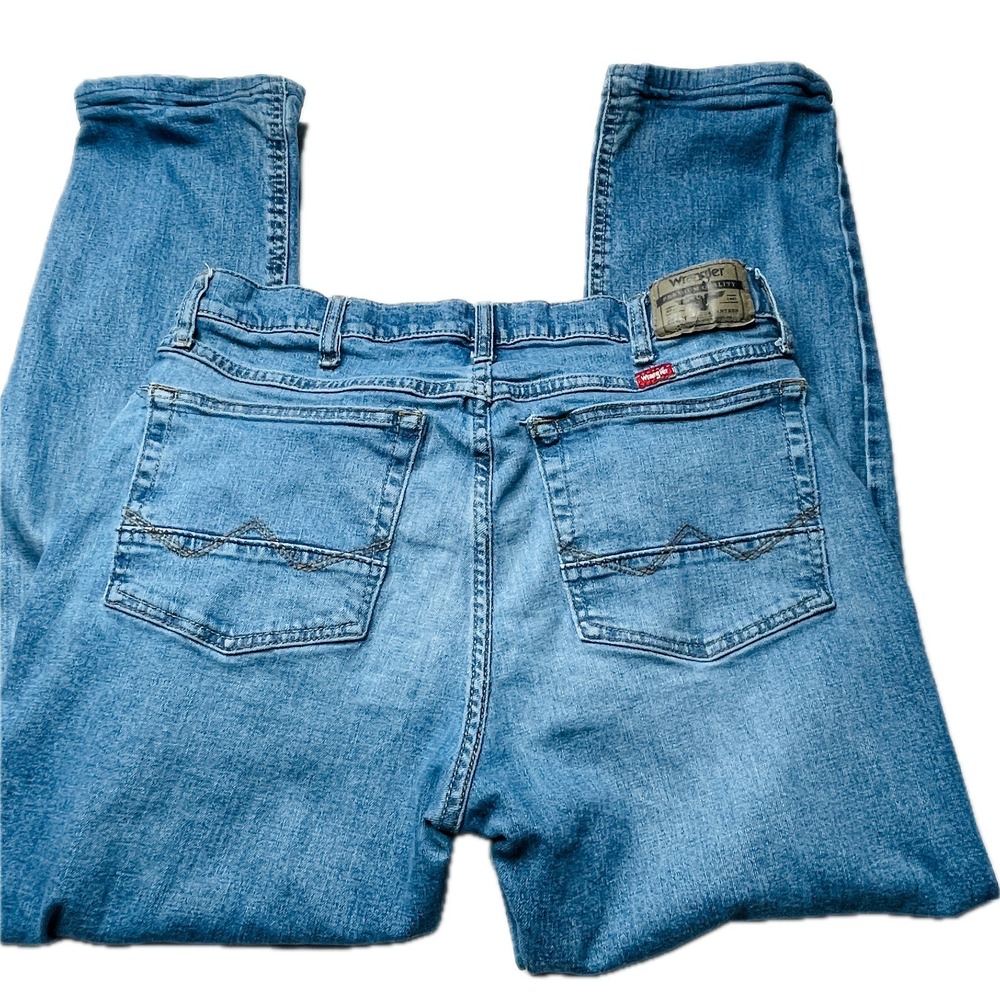 Wrangler Men's 32x30 Light Wash Athletic Fit Straight Leg Denim Jeans - Picture 2 of 16